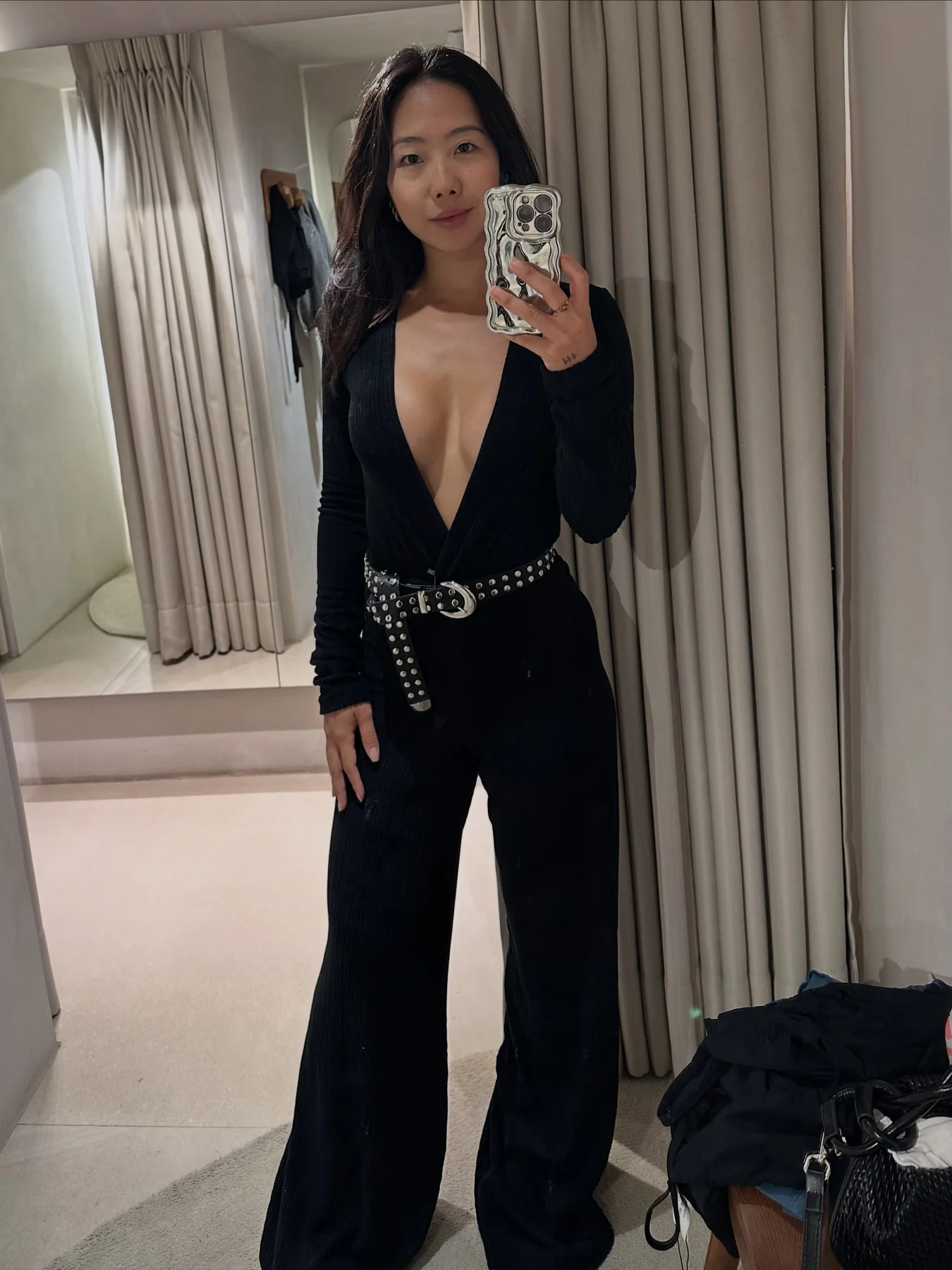 Marcella Emi em um look preto elegante